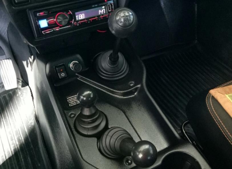 配备四驱系统，这款纯进口硬派越野车，好玩少见不到十万
