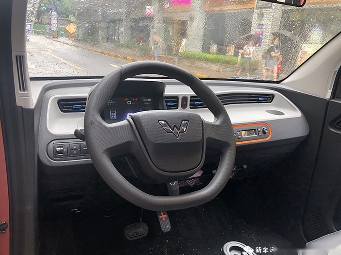 宏光MINI EV：别跟我聊诗和远方，我只懂人间烟火