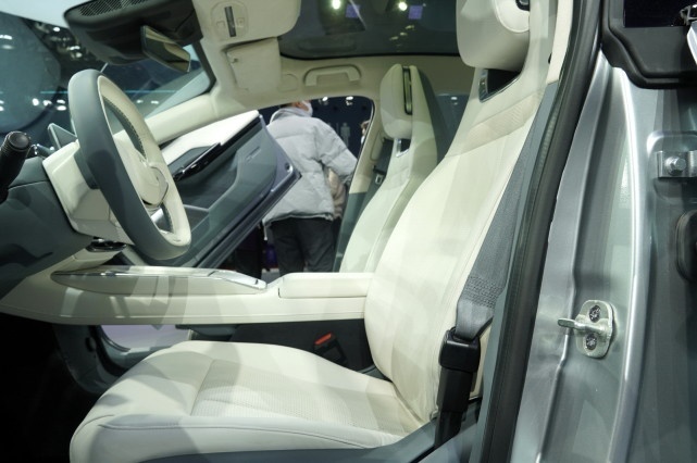Hyper GT实拍详解 用激光雷达+旋翼门硬刚特斯拉MODEL 3