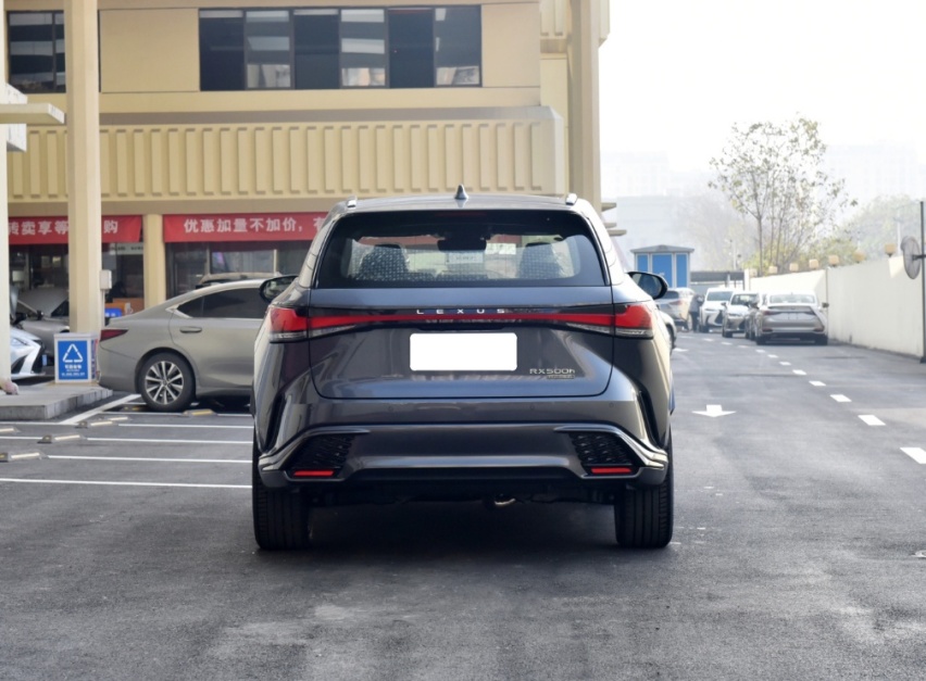雷克萨斯的C级SUV，搭载2.4T混动，比奔驰GLC漂亮，后排放倒当床