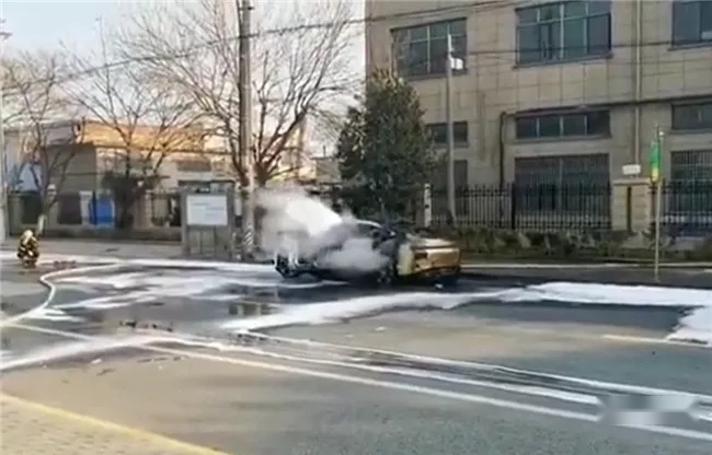 小鹏P7诞生地发生自燃事故 火烧到了家门口？
