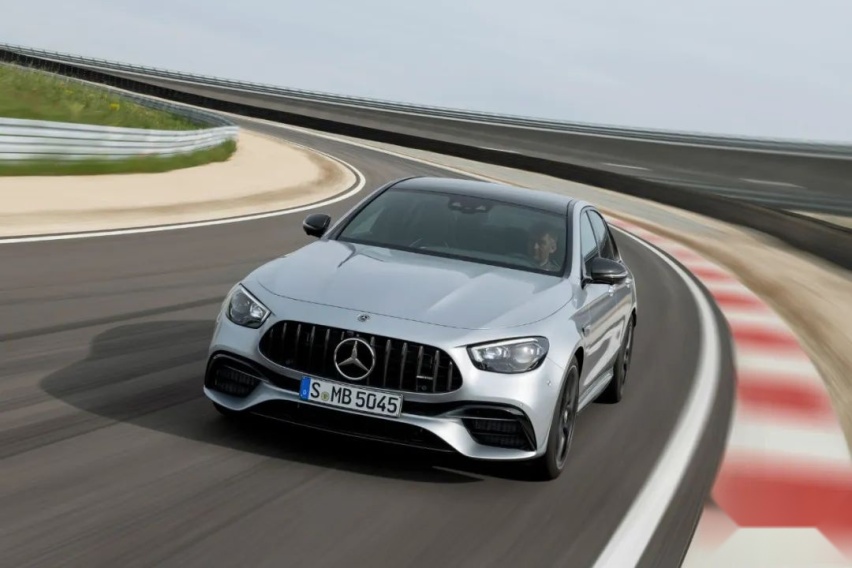 新款宝马M5 vs 奔驰E63 AMG，看完就知道怎么选了！