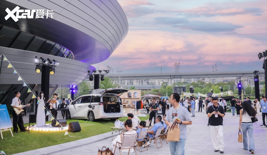 传祺首届用户大会暨MPV之夜发布“祺享计划”，M8、E8焕新上市