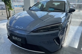 16.99万起：9分钟充满+705KM+云辇-C，海豹07EV闪充版闭