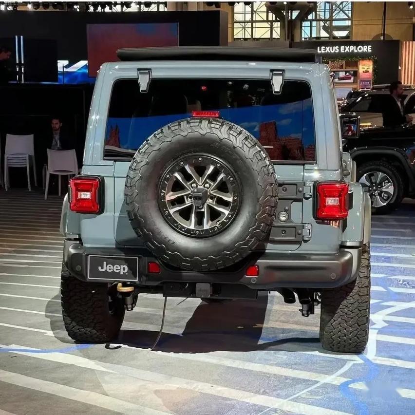 新款Jeep 牧马人亮相车展，经典中网再设计外，造型更硬派拉风
