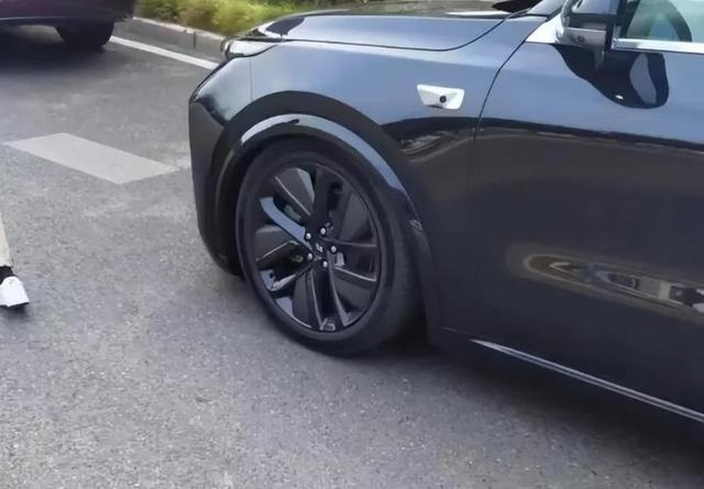 某新能源品牌钢悬挂涂成银色铝合金模样，是指鹿为马还是技术创新