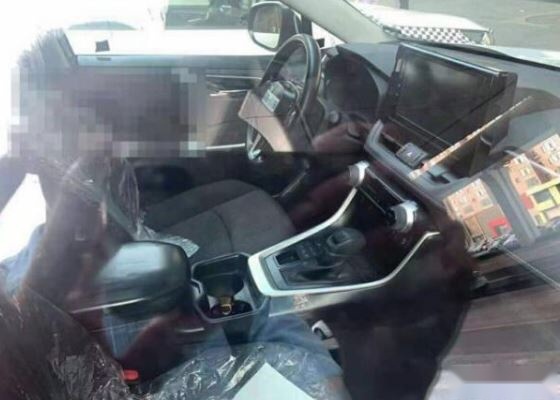 全新一代一汽丰田-RAV4到店实拍，外形硬派，油耗更低！
