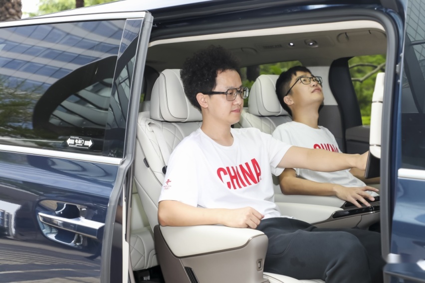 车内静谧性超越埃尔法？走进腾势D9身价上亿的NVH实验室