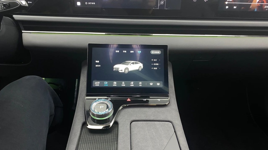 岚图首款插混动力行政级轿车，上市前静态体验追光PHEV
