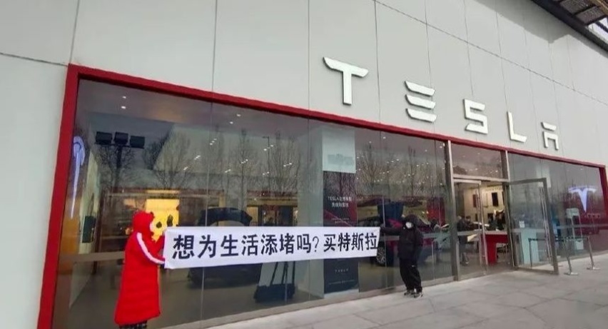 降价引发维权，特斯拉无惧风波，马斯克亲自交付Model 3？