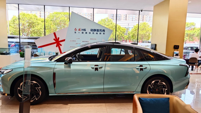 这台溜背轿跑你喜欢吗？探店实拍红旗H6 兼顾运动与家用