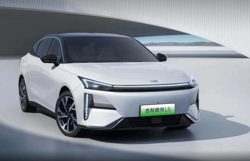 顶配裸车价格低至13.1万，定位紧凑型家轿，续航超1300km