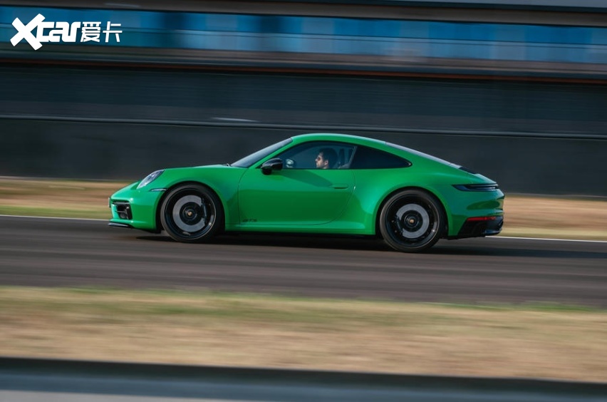 新保时捷 911GTS，3.0 升涡轮增压六缸，太燥了！