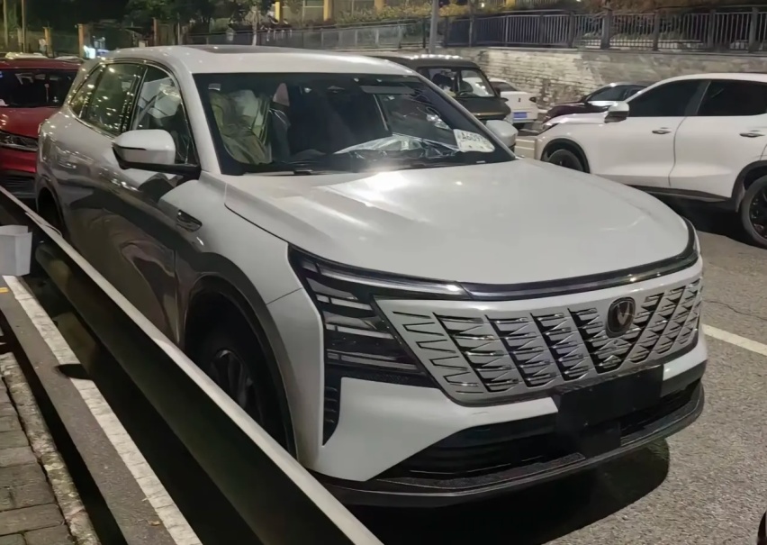 第4代长安CS75 PLUS实车曝光，前脸用力过猛，能重回单车榜一吗？