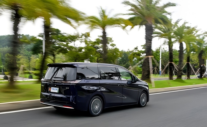 传祺E8最“家”用MPV：可油可电 智能交互 安全舒适 百变空间