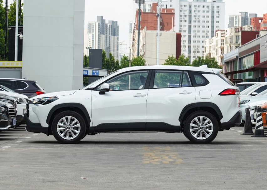 终端降价3.5万，油耗低至4.56L/100km，卡罗拉锐放加入价格战