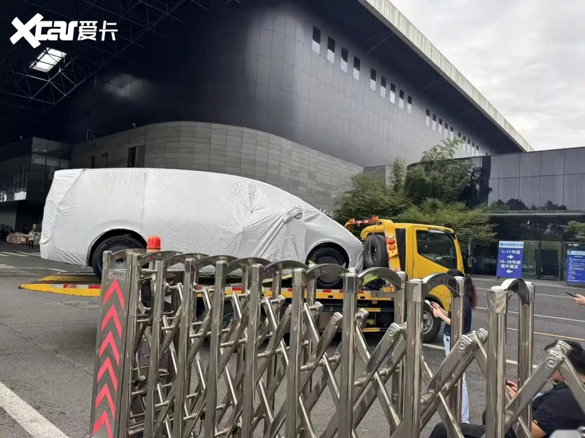 成都车展丨新款理想MEGA,后轮转向+四激光雷达上车