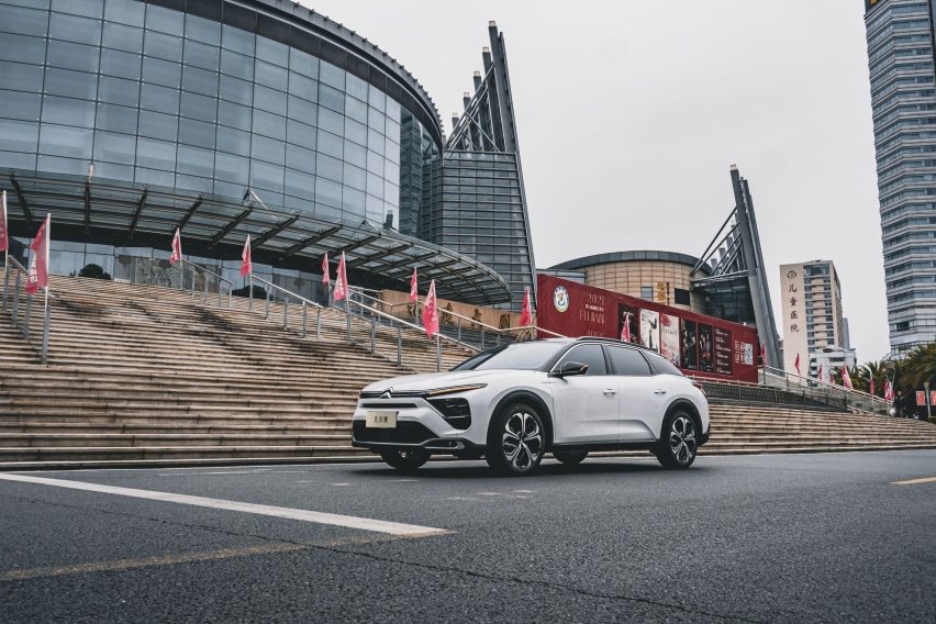 融合轿车、SUV、旅行车，月销破5000辆，凡尔赛C5X带你品味福州！
