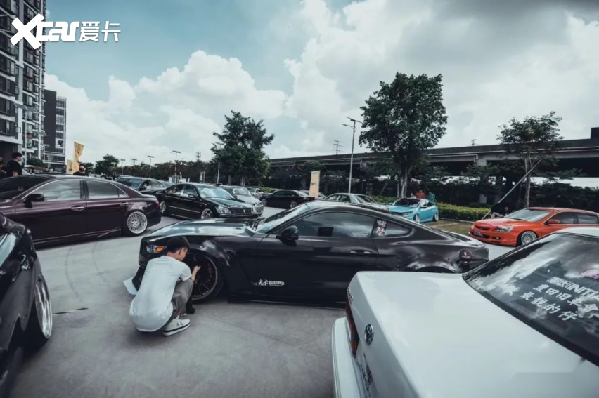 受父亲影响打造宽体福特Mustang，底盘灯让我成为