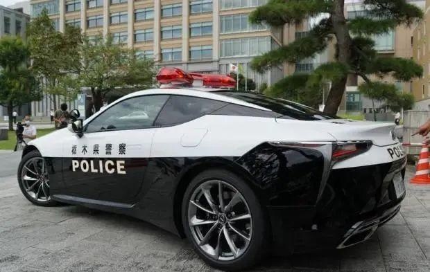 日本交警又双叒开上跑车了？“恶魔Z”SUV版来了？K哥文话！