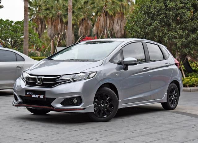 毕业季入手一台新车，本田飞度对比Polo Plus，该买哪款最划算？