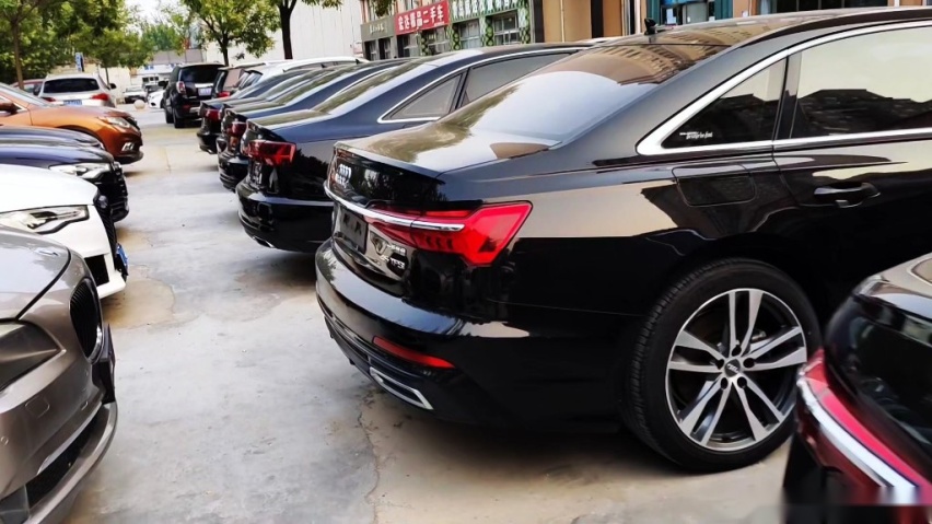 奥迪油车全系价格“大跳水”，A4L、Q5L、A6L抢着降，市场变了？