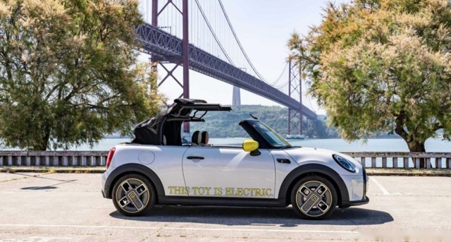 年轻人第一台电动敞篷车！MINI COOPER SE敞篷版官图发布