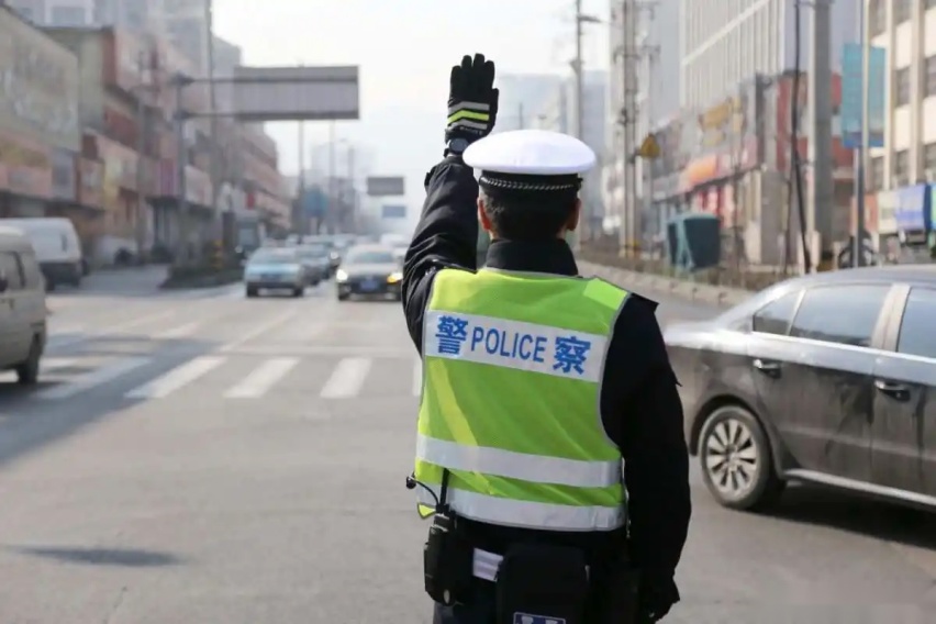 路上那么多车，交警一眼就逮到问题车：原因竟然这么简单