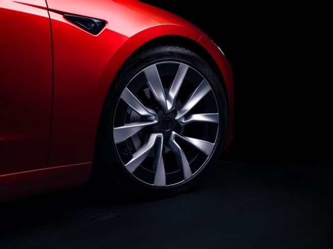 卉眼识车|特斯拉Model 3 焕新版25.99万元开启预售