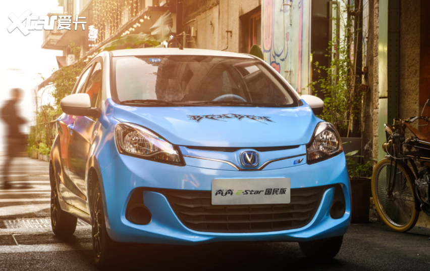 其定位为纯电动微型车,外观上这款国民版基本保留了长安奔奔ev的经