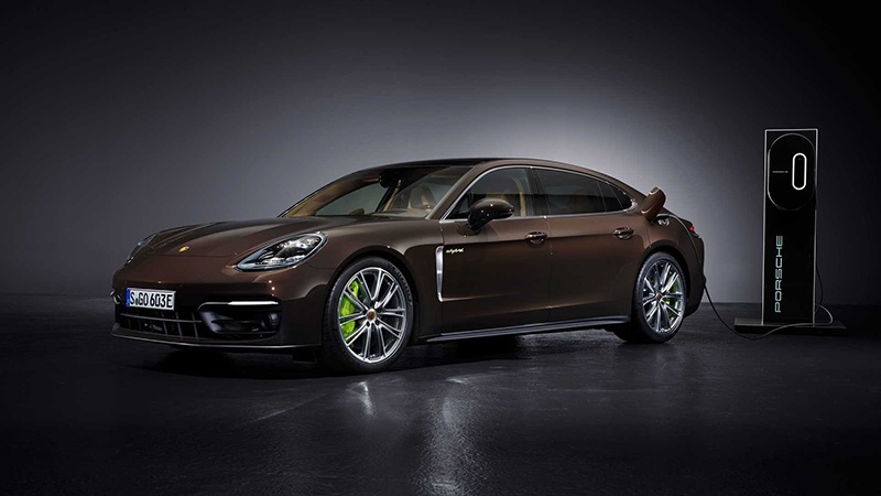 porsche-panamera-s-e-hybrid-2021-klassische-ansicht-von-schrag-vorne-mit-ladesaule.jpg