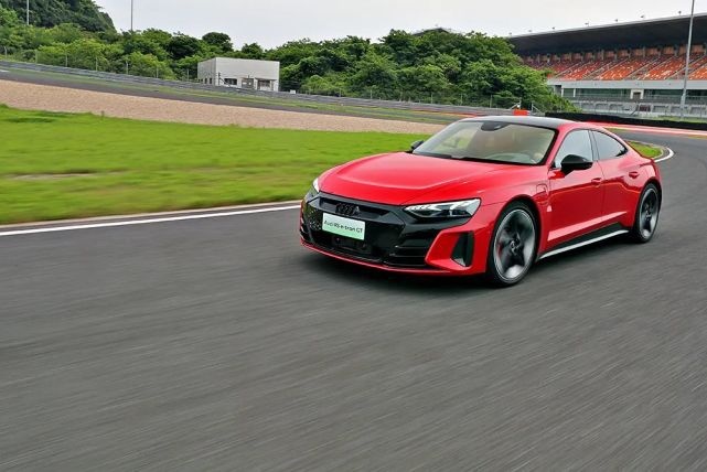 智驾开箱丨赛道驾驭奥迪RS e-tron GT：遇见R8的魂