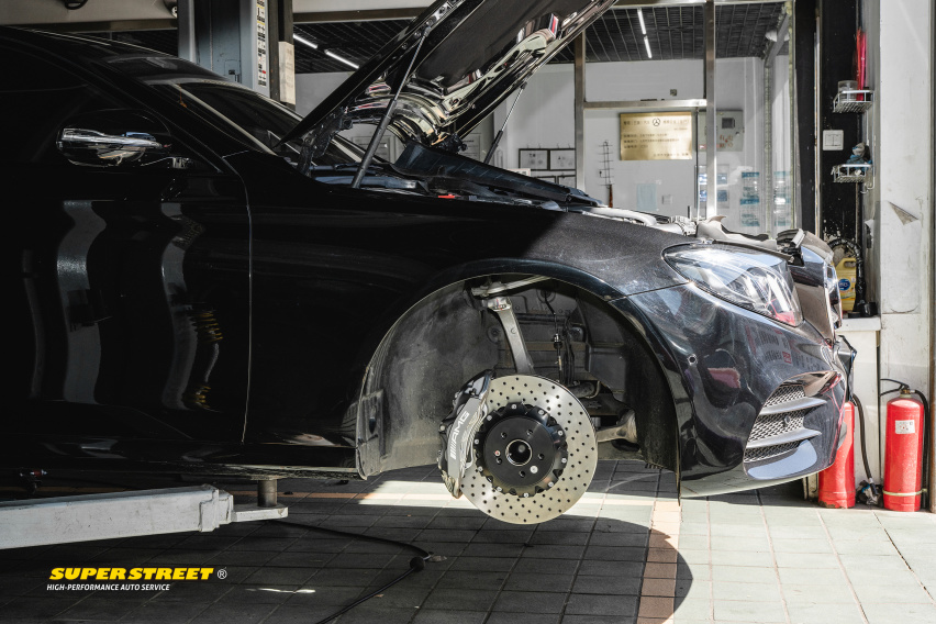 奔驰E级更换Brembo HP2000刹车片CZV打孔刹车盘