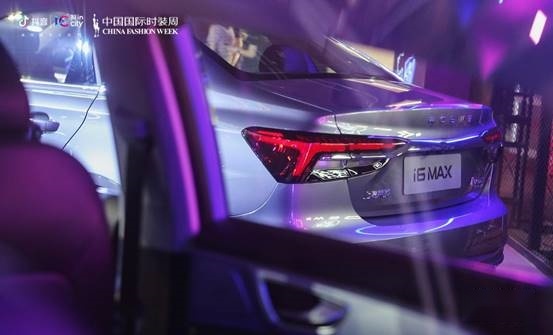 10.68万起 终身免费保养 首款天幕穹顶燃油轿车4.7米