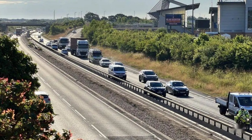 一到节假日就堵车，你认为国内高速120km的限速是否要调整？