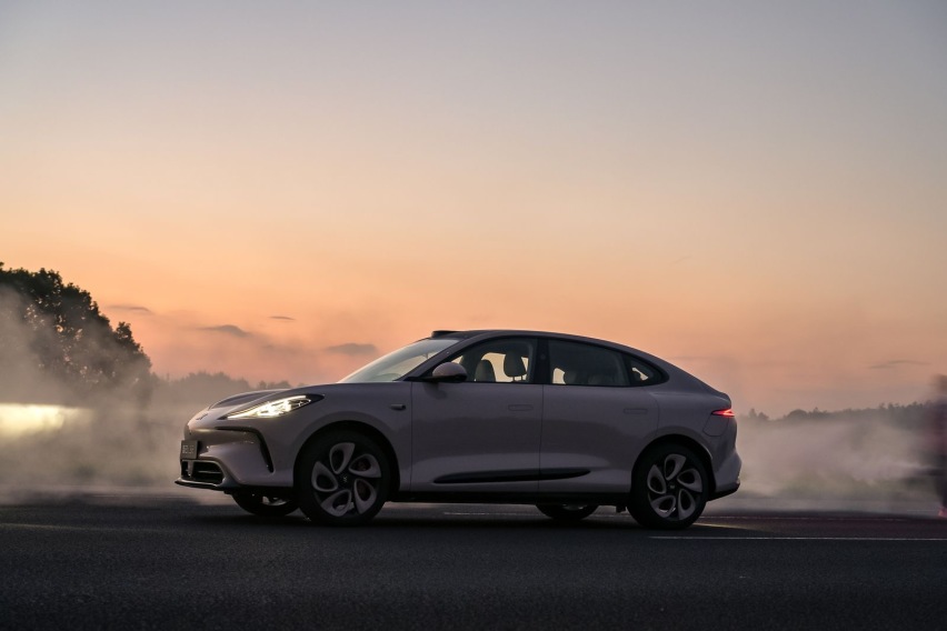 “超级爆品”智己LS6登顶“中大型纯电SUV”销冠：销售8,703台