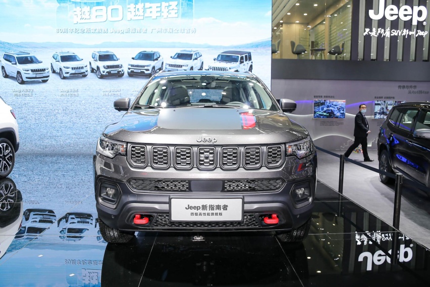 新增电动尾门 Jeep指南者四驱高性能旗舰定制版上市 21.68万元