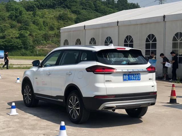 试驾博越PRO:搭载保时捷、路虎同款四驱,性能表现优异