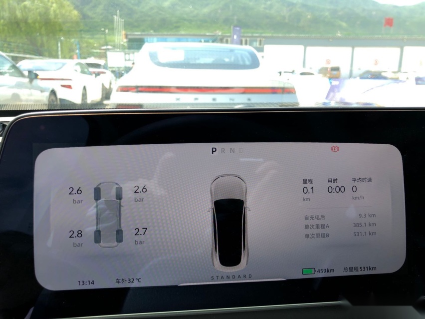 小鹏P7颜值与实力并存 能否碾压国产特斯拉Model 3？