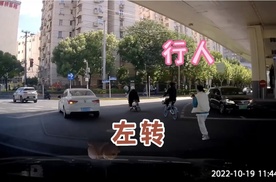 她懂信号灯，和车一起冲