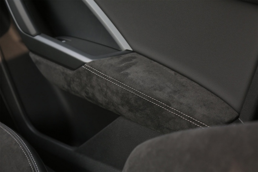 同样采用大面积的 Alcantara 面料