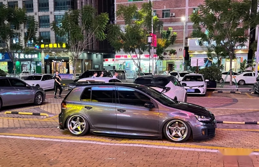 姿态与性能并存的6代高尔夫GTI，01年车主表示玩车很穷但很开心