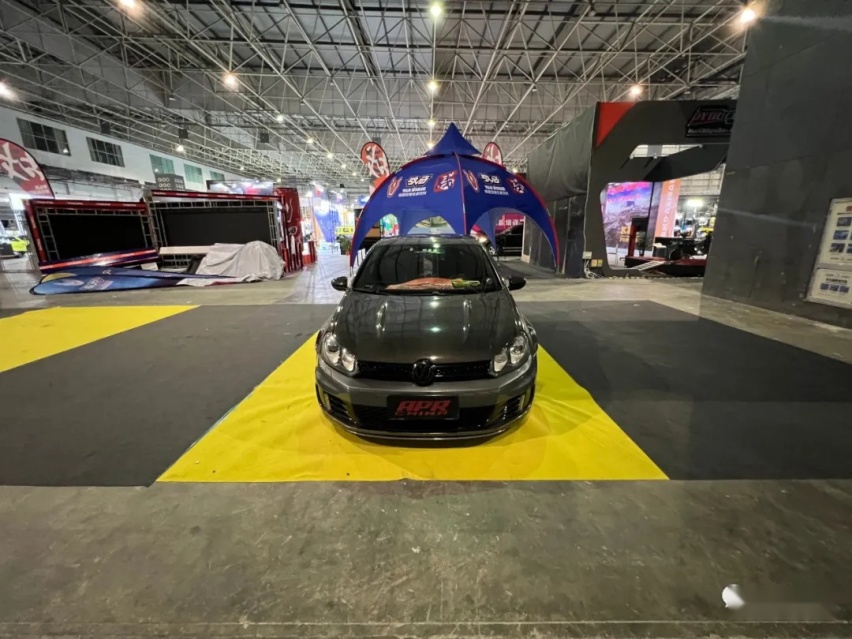姿态与性能并存的6代高尔夫GTI，01年车主表示玩车很穷但很开心
