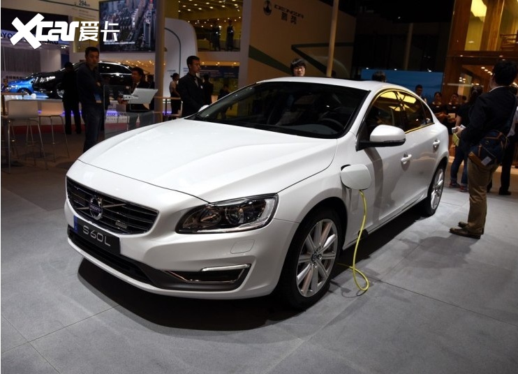 这款车的名字需要解释一下,早期车名称是沃尔沃s60l,后期呢又叫回了