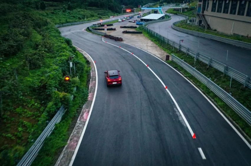 不辱“Ye马”之名，赛道试驾Mustang Mach-E后答疑三点