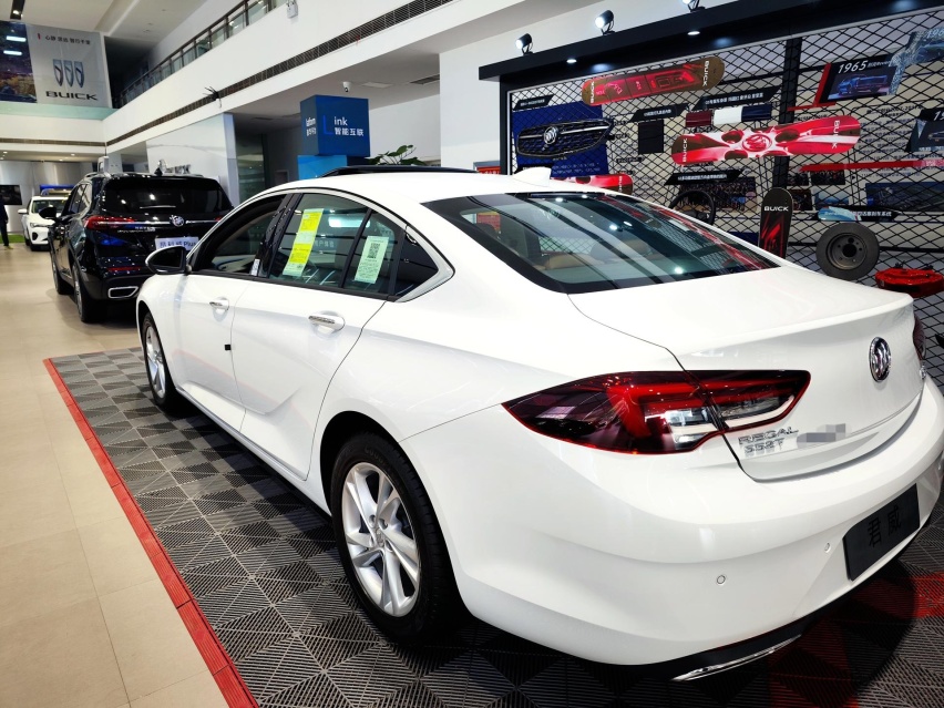 经典美系轿车 实拍别克君威 19.68万元起值得买吗？