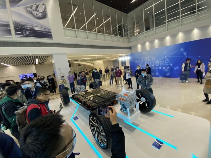 这是一场华丽的大象转身