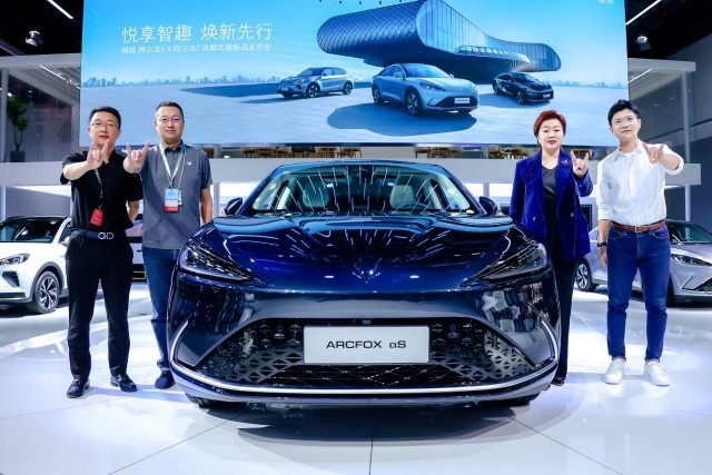售价21.88万元起 极狐汽车携三款新车型登陆成都国际车展