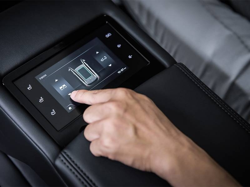 WEY VV7科技版售19.28万元，增加后排控制器