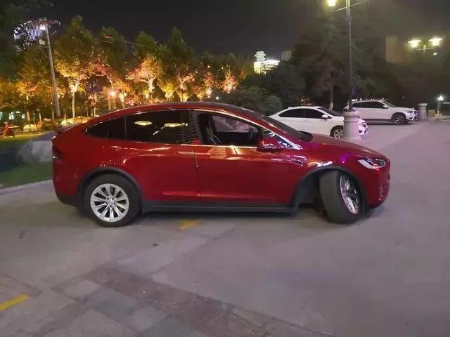 眼睛张在头顶的特斯拉 终于也必须承认召回了